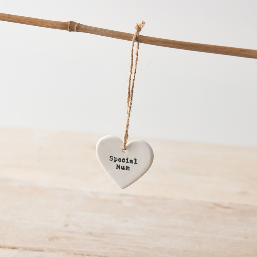 A simple yet stylish white ceramic heart hanging decoration with "special Mum" message. 