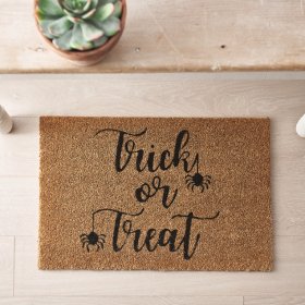 Welcome visitors this season with this charming coir doormat with a spider design and Halloween slogan. 