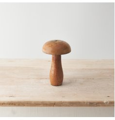 A chic mushroom ornament crafted from natural mango wood. A stylish accessory for the home. 