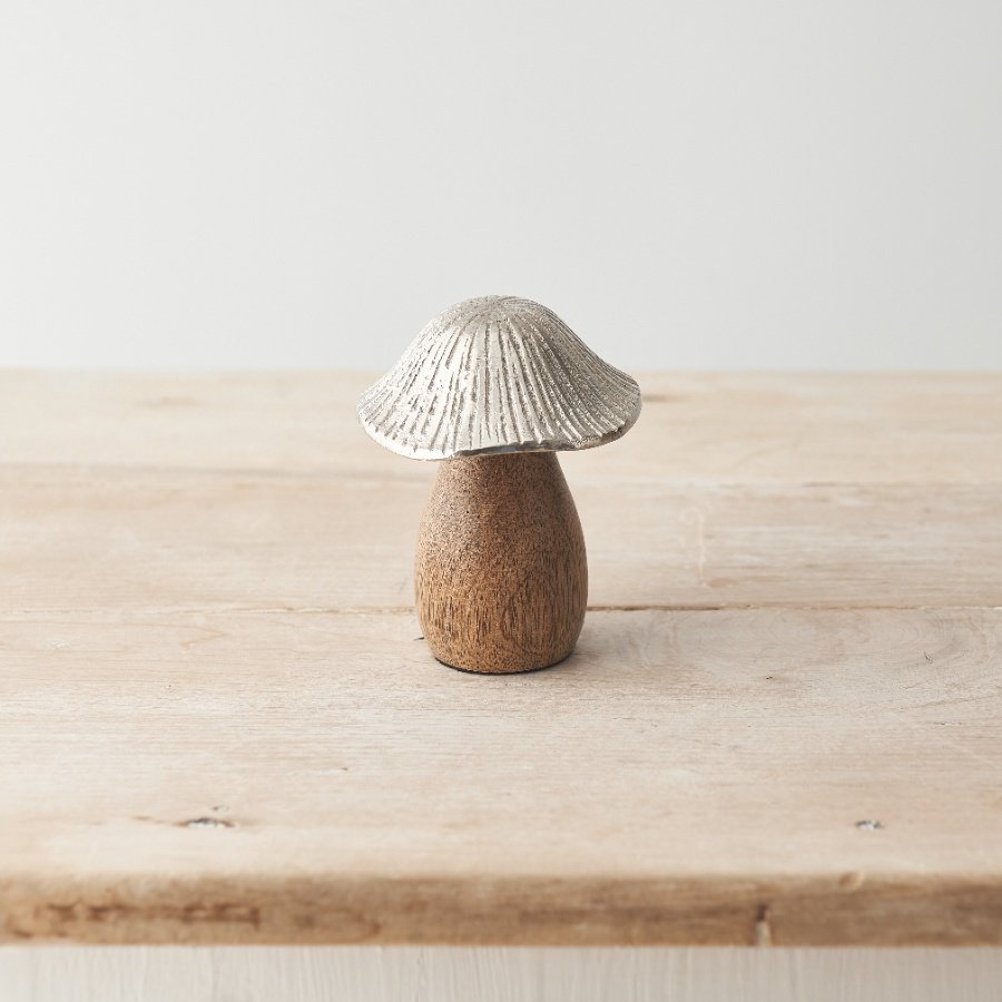 Introduce texture and character to the home with this beautifully crafted woodland style mushroom ornament. 