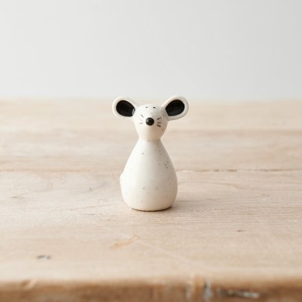An adorable mouse decoration made from porcelain. With a smooth finish and speckled design it is charming and unique. 