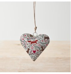 A charming heart shaped decoration with woodland animals and seasonal foliage. Complete with a jute string hanger. 