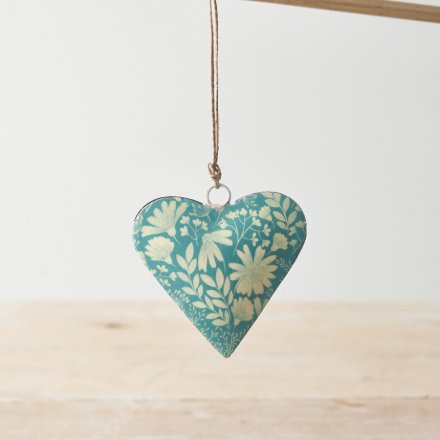 A chic metal heart decoration with a pretty floral motif in blue and cream colours. Complete with a jute string hanger 