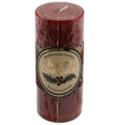A festive pillar candle in a red mottled design. In a spiced cinnamon fragrance. 