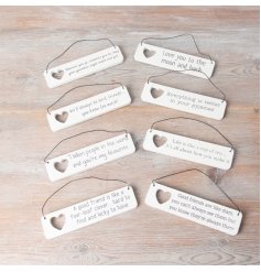 8 assorted mini signs with friendship and love quotes.