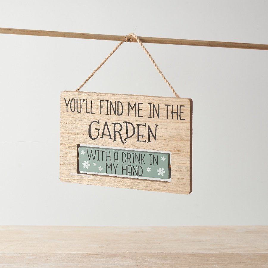 Wooden garden signs in 2 assorted designs, hung from jute twine. 