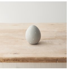 A chic grey egg ornament with white polka dots. A charming and stylish interior accessory this season.