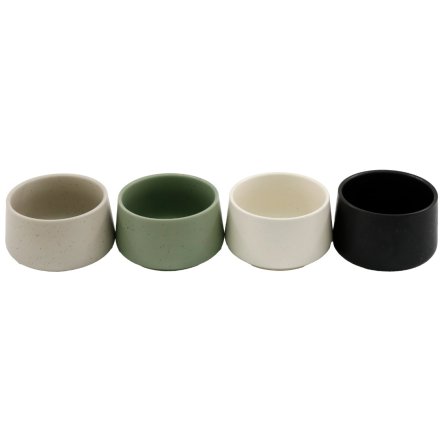 4 coloured bowls perfect for filling with snacks when the guests are round. Their unique design makes them stackable.