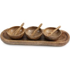 Add charm to your kitchen with this set of 3 Wooden Bowls On Tray