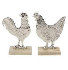 A countrystyle farmhouse ornament in 2 assorted designs, a chicken and a rooster. 