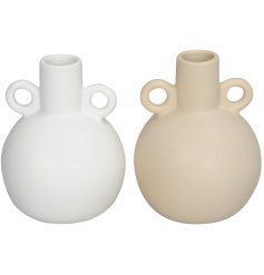 2 assorted vases in cream and white. Detailing a wide base and two mini handles. 
