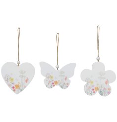 Add a cheerful touch to the home this Easter with this lightweight, wooden hanging decoration. 