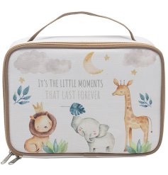 A practical lunch bag in a sweet zoo animal design. Featuring a giraffe, elephant and lion on the front of the bag
