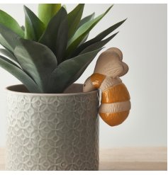 Brighten up any plant pot with this cute bee pot hanger. 