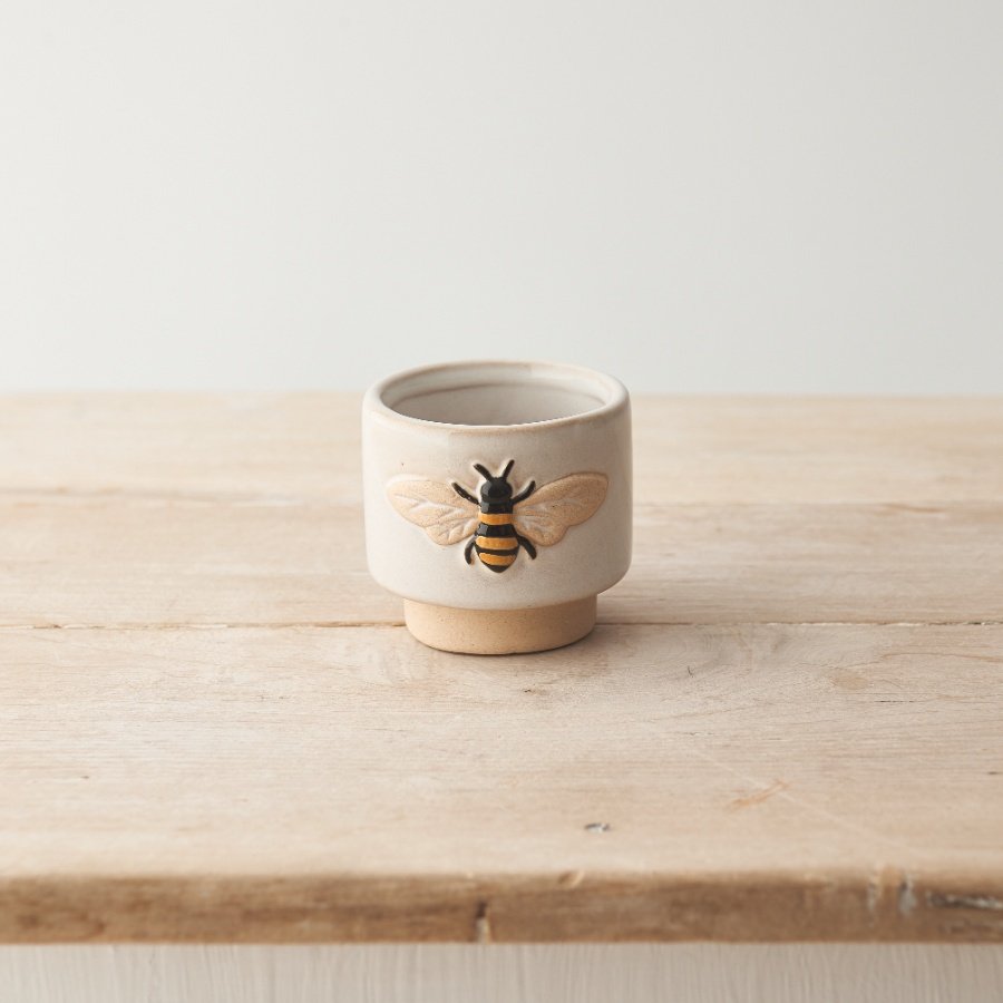 Present your favourite small plants in this charming country style planter featuring a beautiful embossed bee.