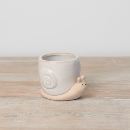 A beautiful stoneware plant pot in a charming snail design. 