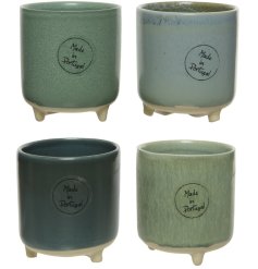 An assortment of 4 planters, perfect for growing herbs in! Place on a kitchen windowsill or somewhere 