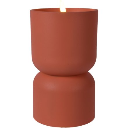 This LED terracotta outdoor candle creates a warm, inviting ambiance with a realistic, flicker flame. 