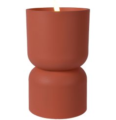 This LED terracotta outdoor candle creates a warm, inviting ambiance with a realistic, flicker flame. 