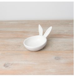 A unique bunny shaped deep dish in a classic white glaze. A contemporary homeware item ideal for presenting