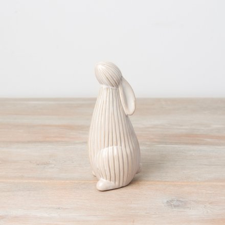 An elegant standing bunny ornament in natural colours. With a ribbed surface and two-tone glaze.