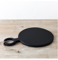 Add a stylish touch to the kitchen with this circular board with a jet black hue. 