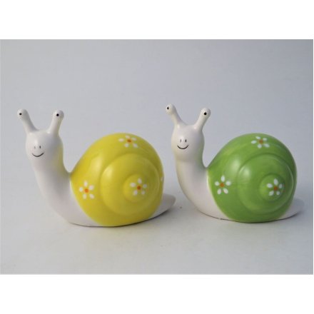 Create a whimsical window display with this cheery little snail decoration in 2 assorted designs. 