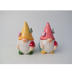 Dressed from head to toe in pastel colours, this assortment of 2 gnomes holding red toadstools would make a great additi