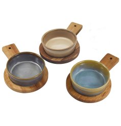 This set of snack dishes & wood Tray is perfect for adding a touch of style and sophistication to your dining experience