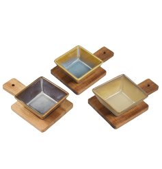 These square snack dishes with wooden trays is the perfect way to serve snacks and other small dishes.