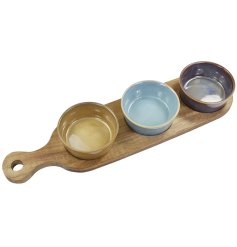 This wooden tray with three dishes in different colours is the perfect addition to any kitchen