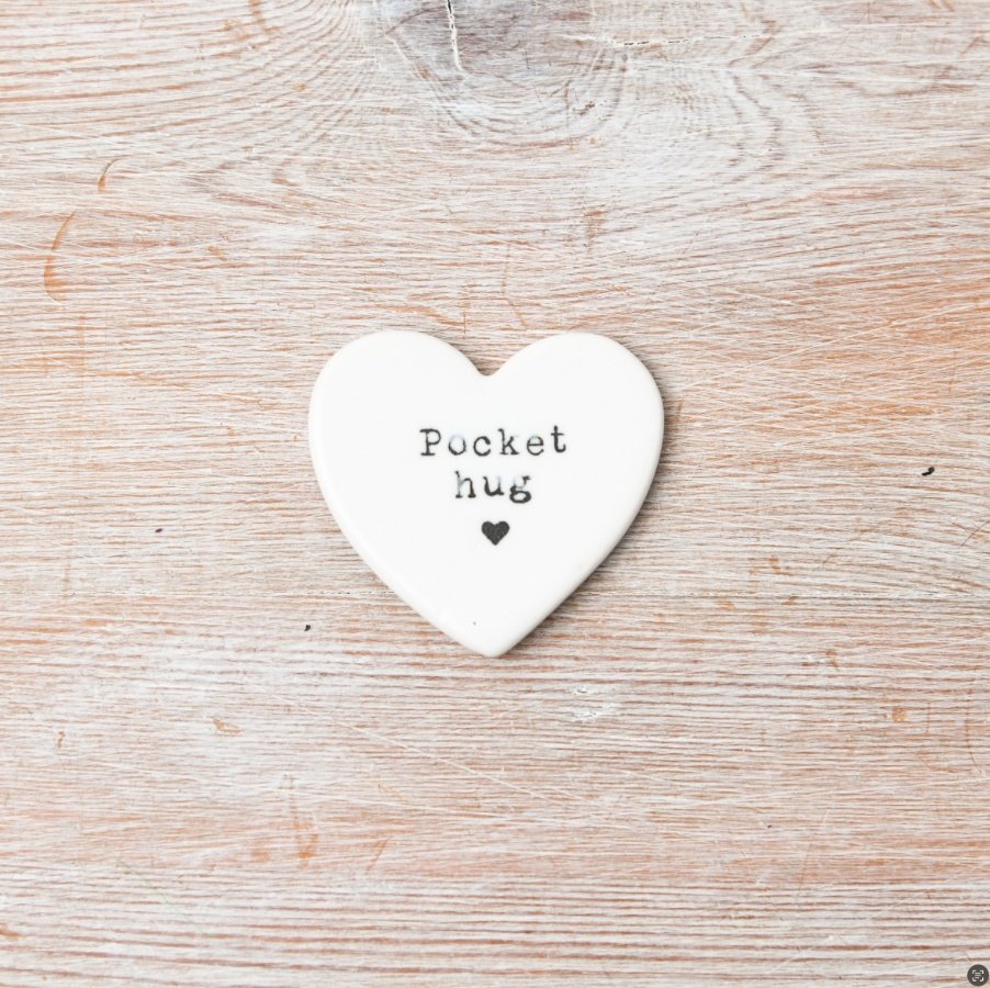 A chic porcelain heart with pocket hug engraved onto the surface. 