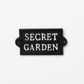 With a contrasting monochrome design, this cast iron sign is sure to stand out in the outdoor area! 