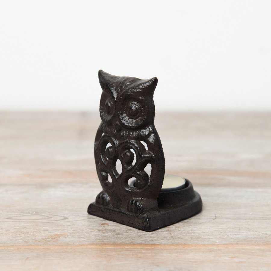 Add a touch of wildlife to the indoor space with this rustic t-light holder in an owl design.