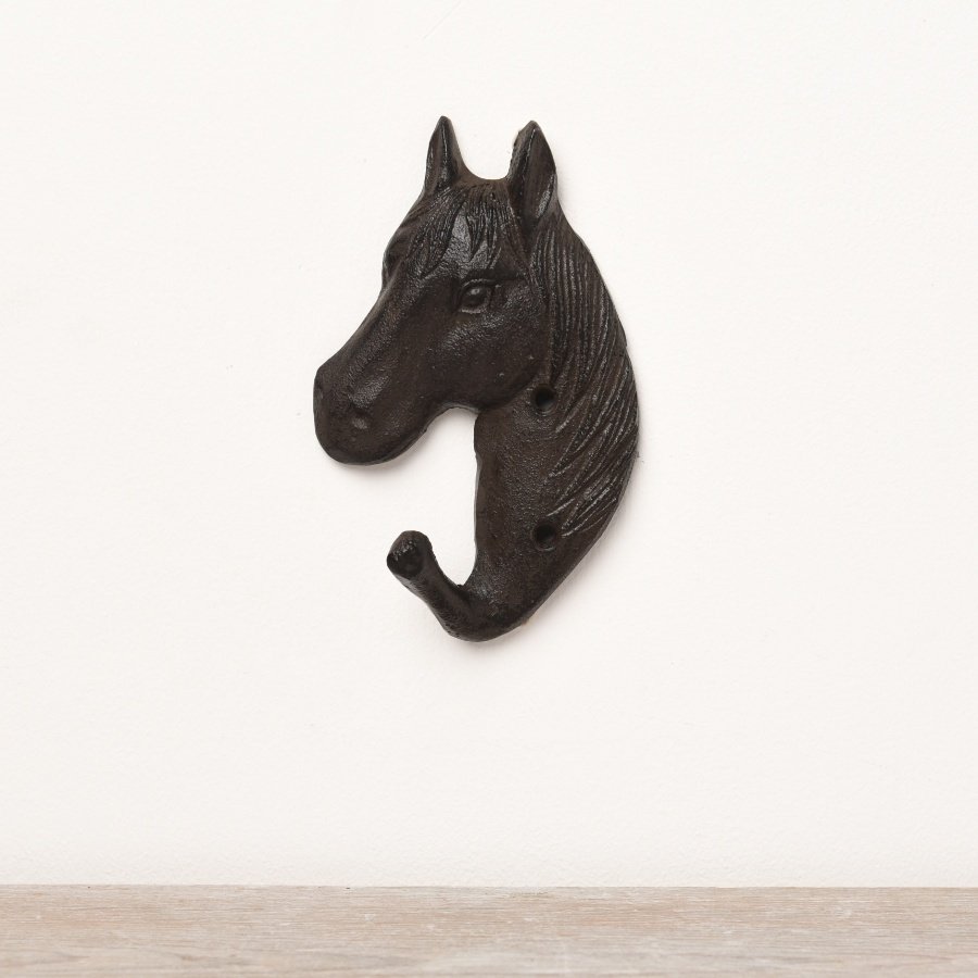 Add an equestrian touch to the decor with this horse head hook made from cast iron. 