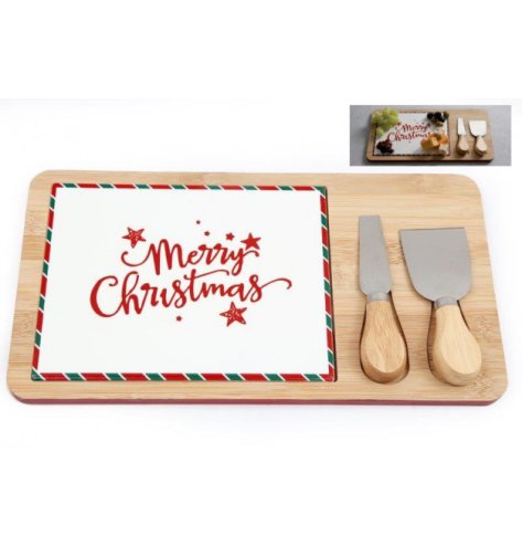 An ideal addition to any festive gathering, this cheese board set is crafted in the classic Christmas style