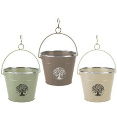 A charming bucket to hold all the pegs. This neutral coloured tub is made from sturdy metal and features a hook to place