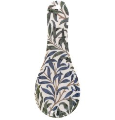 Keep surfaces protected with this classic spoon rest printed with a Blue Willow Bough pattern by William Morris. 