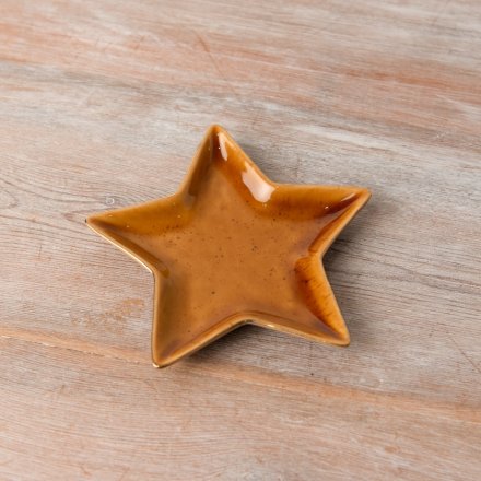 A charming ceramic star-shaped dish in a stunning autumnal burnt orange colour. Complete with a gold trim and speckle.