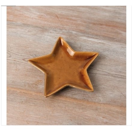 Store your valuables in this compact star dish for easy organization. Keep all your treasures in one secure spot.