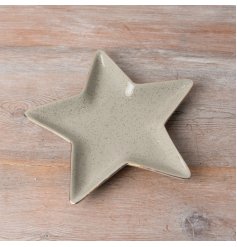 A star-shaped dish in a beautiful neutral colour, accentuated by a stunning gold trim. 