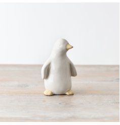 A stunningly chic penguin ornament made from ceramic.