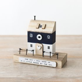 Liven up your decor with a charming coastal touch with our House ornament.