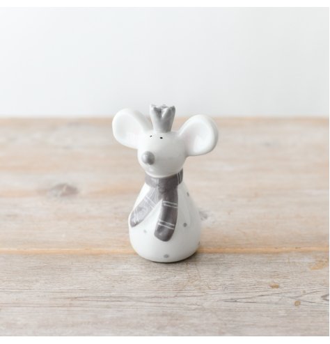 Enhance your home decor with this elegant mouse decoration.