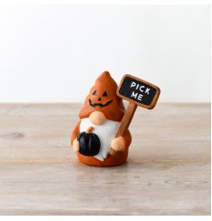 A charming seasonal decoration. Beautifully detailed with a chalkboard style sign and miniature pumpkin.