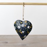 Add some natural charm to your space with this hanging heart deco.