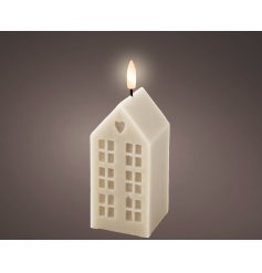 Add charm to your decor with this stylish and sweet house candle. Perfect for creating a cozy atmosphere.