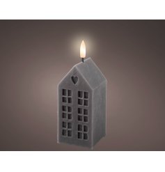 Add a touch of charm to your holiday decor with this natural wax candle featuring a lifelike LED flame for an authenti