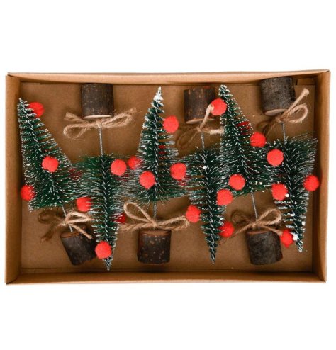 Get in the Christmas spirit with this 6-piece set of woodland standing decorations! Features green snow-covered bristle 