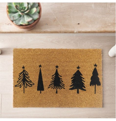 Add a festive touch to the door with this Xmas tree design doormat.